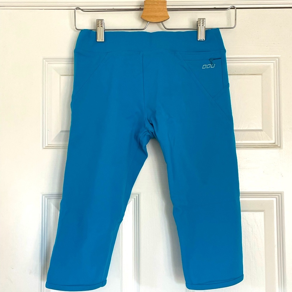 Lorna Jane capri leggings in a gorgeous turquoise blue - M